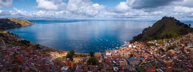 Peru_jezero_Titicaca_pohled_z_Copacabany.jpg