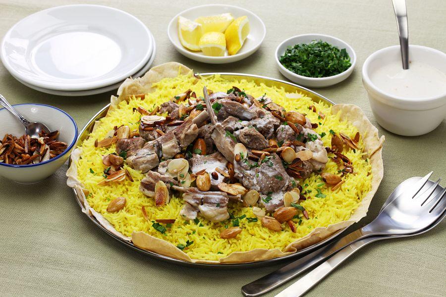 Jordansko_tradicni_pokrm_mansaf.jpg
