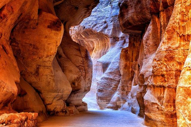 Jordansko_Petra_skalni_utvary.jpg