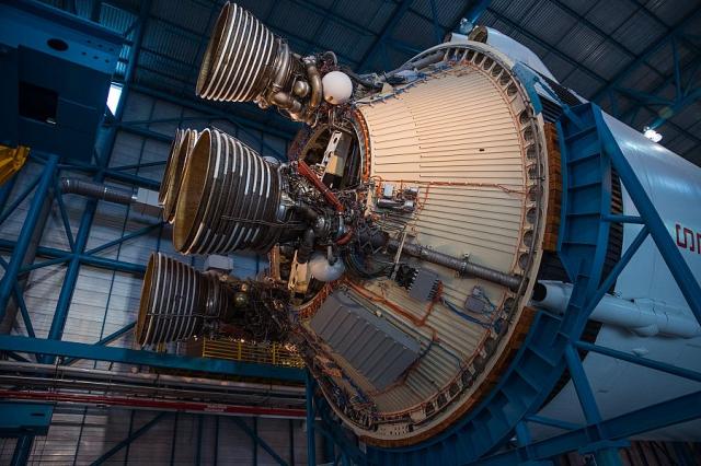 Florida_Kennedyho_vesmirne_centrum_raketoplan_zaehove_motory_de