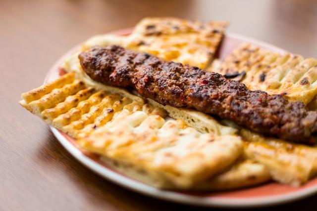 Kypr_kuchyne_kebab_chleb_pita.jpg