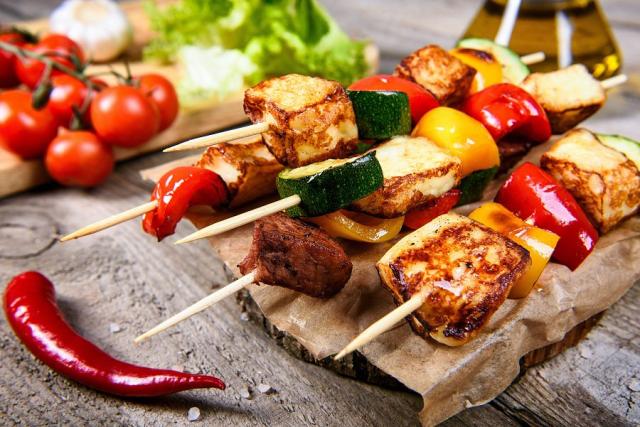 Kypr_kuchyne_grilovane_spize_halloumi_zelenina.jpg