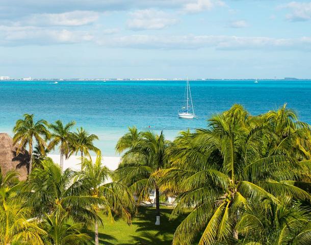 Mexiko_Cancun_palmy_vyhled_na_more.jpg