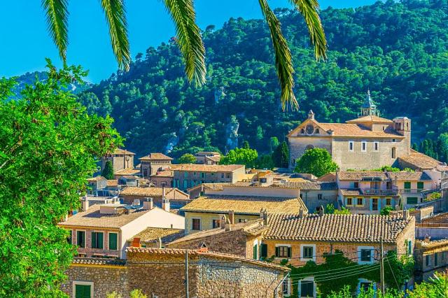 Mallorca_Valdemossa_klaster_Sa_Cartuja_v_pozadi.jpg