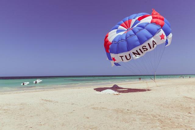 parachute_tunisia.jpg