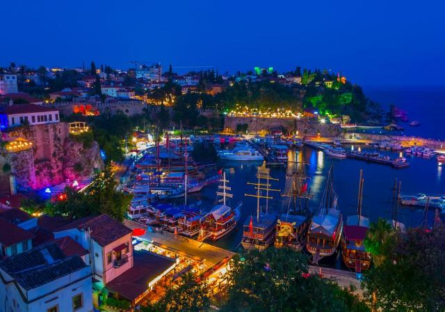 Noční Antalya