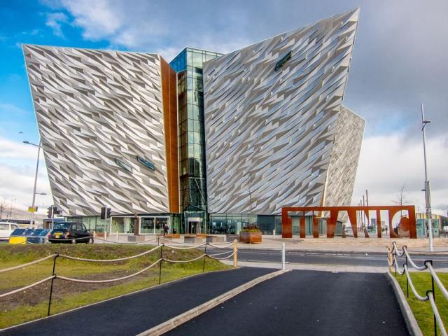Supermoderní budova muzea lodi Titanic v Belfastu