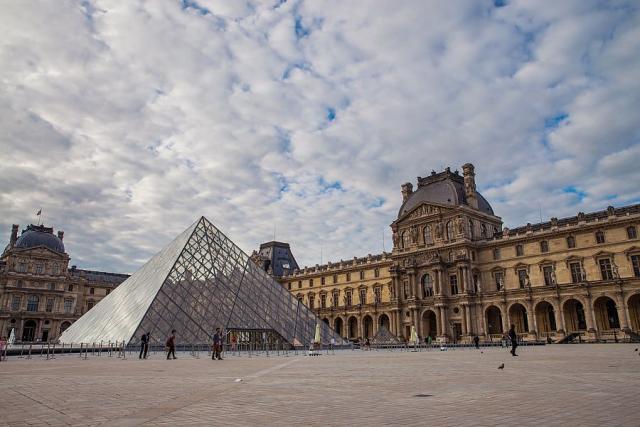 Pariz_Louvre_2__Pavel_Spurek.jpg