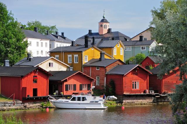 Pohled na tradiční červené domečky ve městě Porvoo