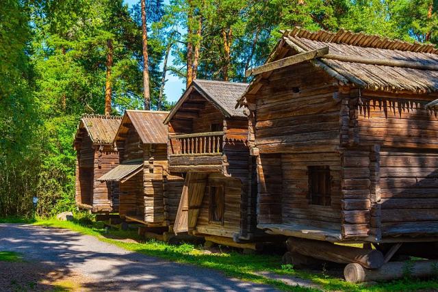 Malebné dřevené domky ve skanzenu Seurasaari
