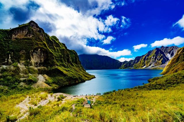 Jezero Pinatubo na vrcholu kráteru Mt. Pinatubo