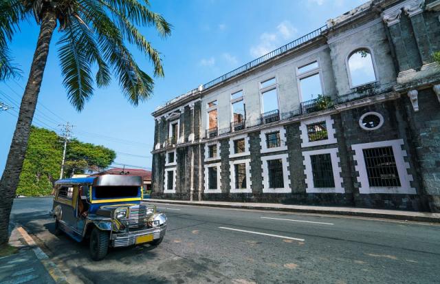 Jeepney in Manila.jpg