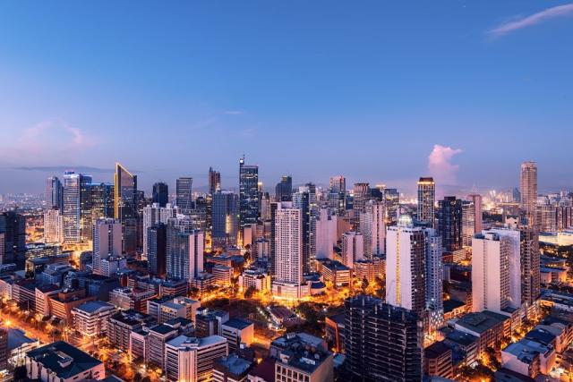 Panoramatický pohled na hlavní město Manilu a jeho čtvrt Makati