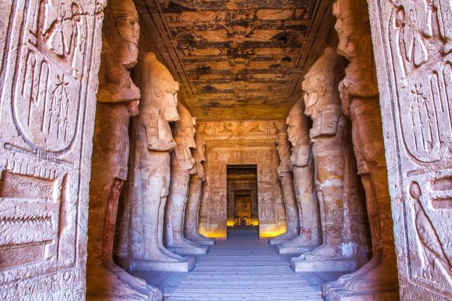 Egypt_Abu_Simbel_vstup_do_chramu.jpg