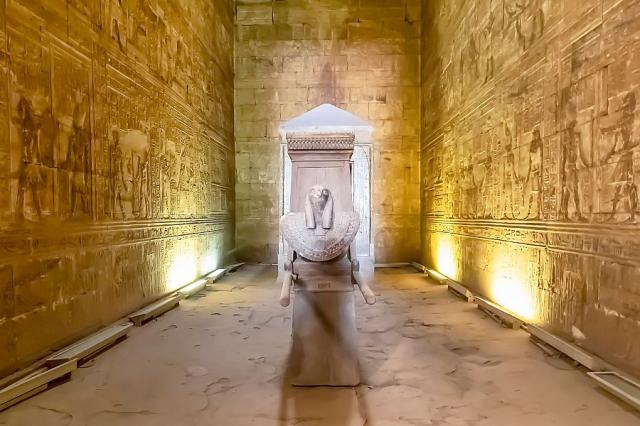 Egypt_Edfu_Horuv_chram_interier.jpg