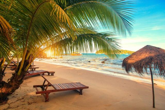 Nádherný západ slunce nad pláží Koh Rong