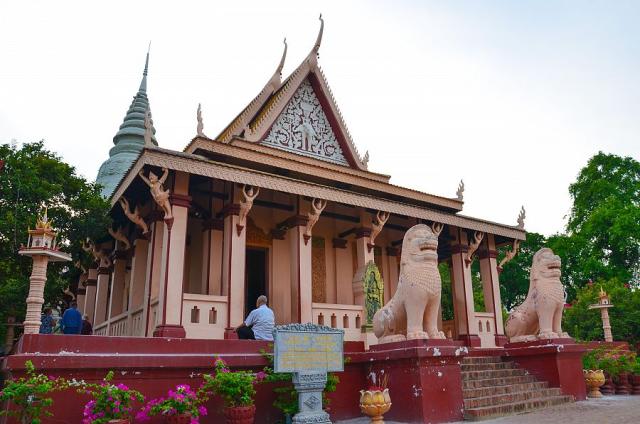 Wat Phnom, chrám, kde se lidé modlí za štěstí