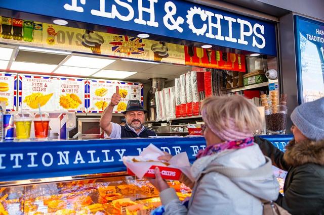 Londyn_Fisch_and_Chips_u_Tower_of_London_klienti_2__foto_Pavel_