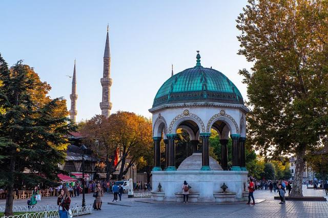 namesti_s_nemeckou_fontanou_1_Istanbul_Spurek.jpg