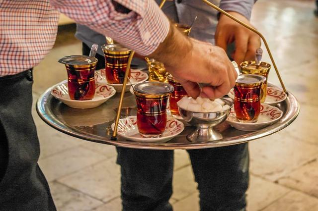 Istanbul_Velky_bazar_turecky_caj.jpg