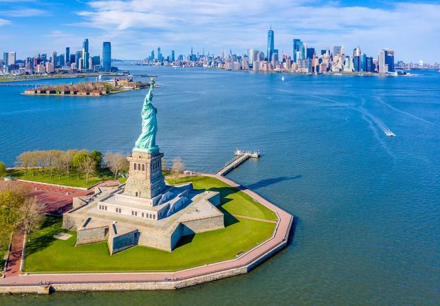 Socha Svobody a Ellis Island