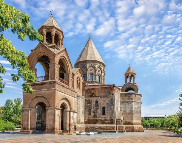 Echmiadzin (Vagharšapat) náboženské centrum pro všechny Armény