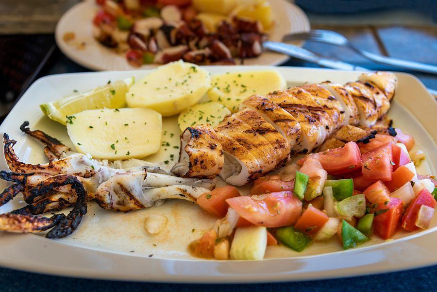 Portugalsko_Algarve_kuchyně_chobotnice_s_brambory_v_restauraci.