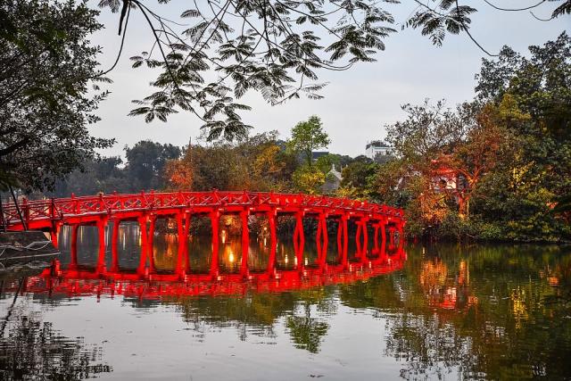 Vietnam_Hanoj_jezero_Hoan_Kiem_cerveny_most_The_Huc_2__foto_Pav