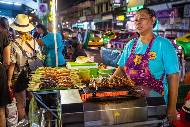 Thajsko_Bangkok_ulice_Khao_San_typicka_nocnim_zivotem_2__foto_P