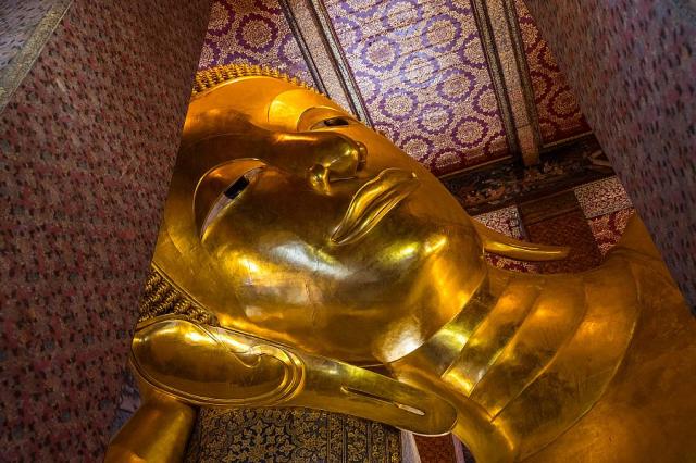 Thajsko_Bangkok_Wat_Pho_zlata_socha_leziciho_Buddhy__foto_Pavel
