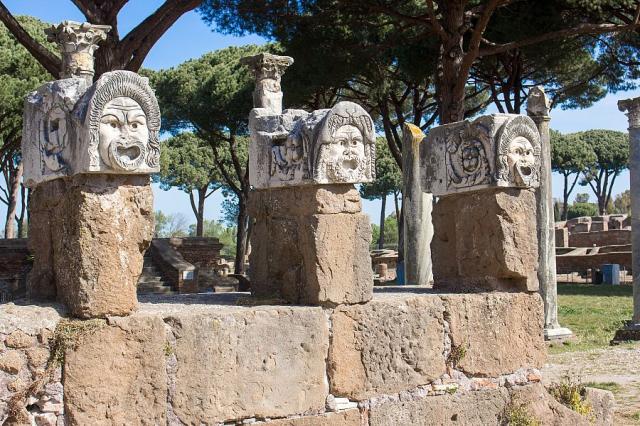 Ostia_Antica_masky.jpg