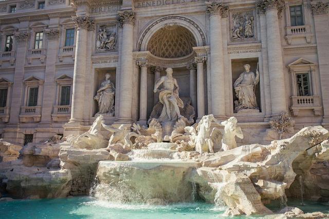 Rim_Fontana_di_Trevi_na_Via_del_Corso__Pavel_Spurek.jpg