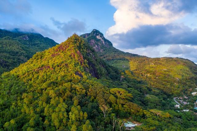 Letecký pohled na národní park Morne Seychellois při západu slu