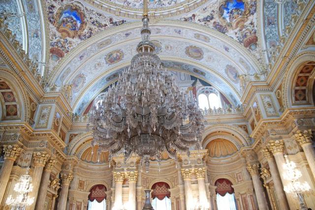 Istanbul_palac_Dolmabahce_interier_lustr.jpg