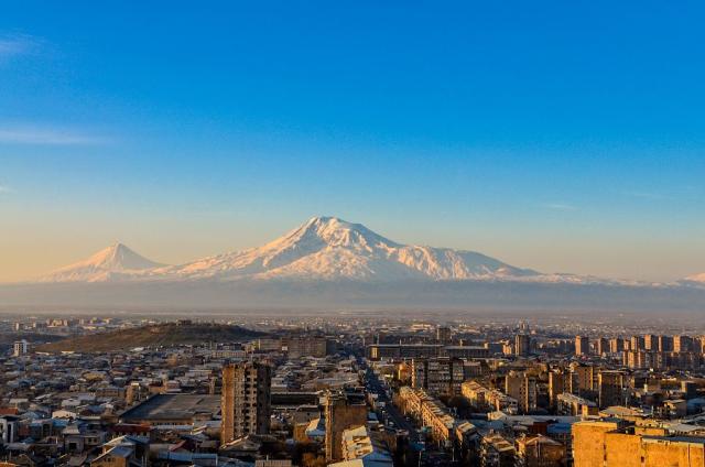 Hlavní město Jerevan s posvátnou horou Ararat v pozadí