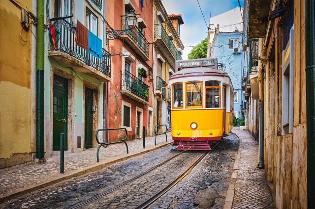 Portugalsko_Lisabon_Alfama_zluta_tramvaj.jpg