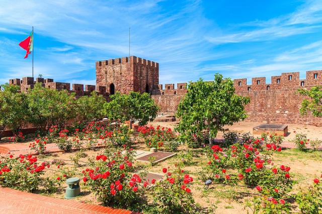 Algarve_Silves_Maursky_hrad_zahrada_ruzi.jpg