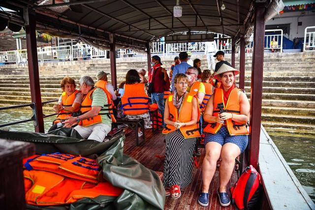 Vietnam_Halong_Bay_plavba_pruvodkyne_klienti__foto_Pavel_Spurek