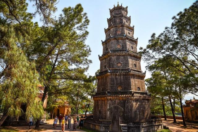 Vietnam_Hue_pagoda_Thien_Mu_klienti__foto_Pavel_Spurek.jpg