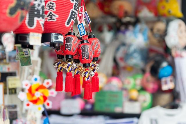 Japonské lucerny jako suvenýry se prodávají v ulicích Asakusa