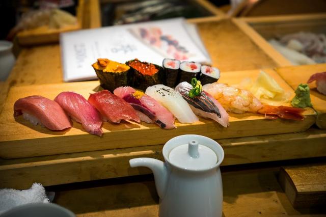 Sushi z tradičního rybího trhu v Tokiu