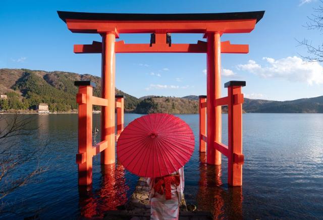 typická červené brána u Hakone
