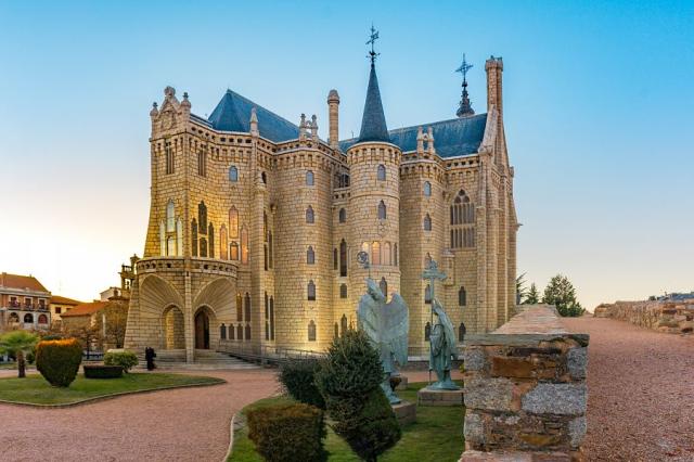 Spanelsko_Astorga_biskupsky_palac_Gaudi.jpg