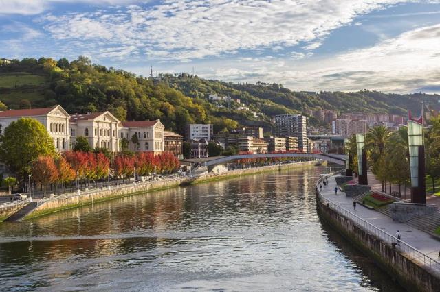 Krásný pohled na řeku Nevión ve městě Bilbao