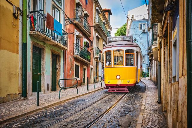 Portugalsko_Lisabon_Alfama_zluta_tramvaj.jpg