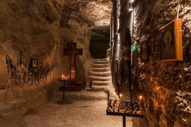 Modlitebna uvnitř skalního města Vardzia