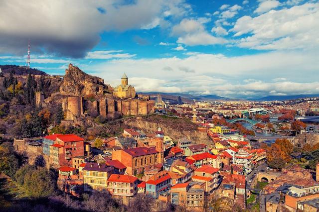 Gruzie - panoramatický pohled na město Tbilisi