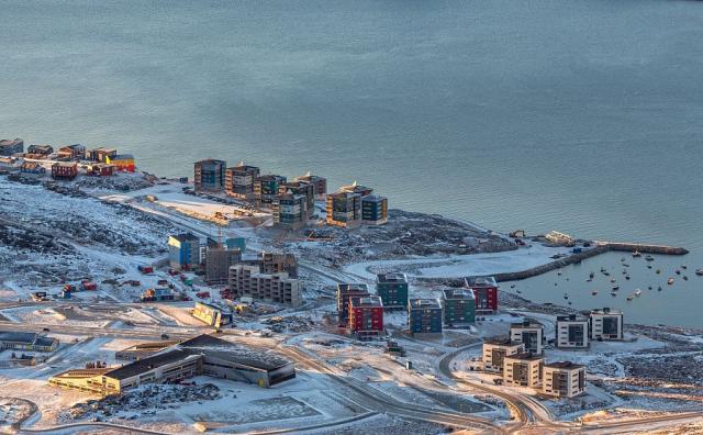 Gronsko_Nuuk_panorama_ulic_mesta_s_bytovymi_domy.jpg