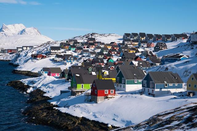 Gronsko_Nuuk_barevne_inuitske_domky_2.jpg