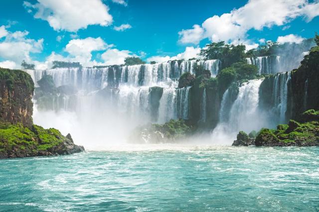 Ohromující vodní masa vodopádů Iguaçu vám vezme dech…